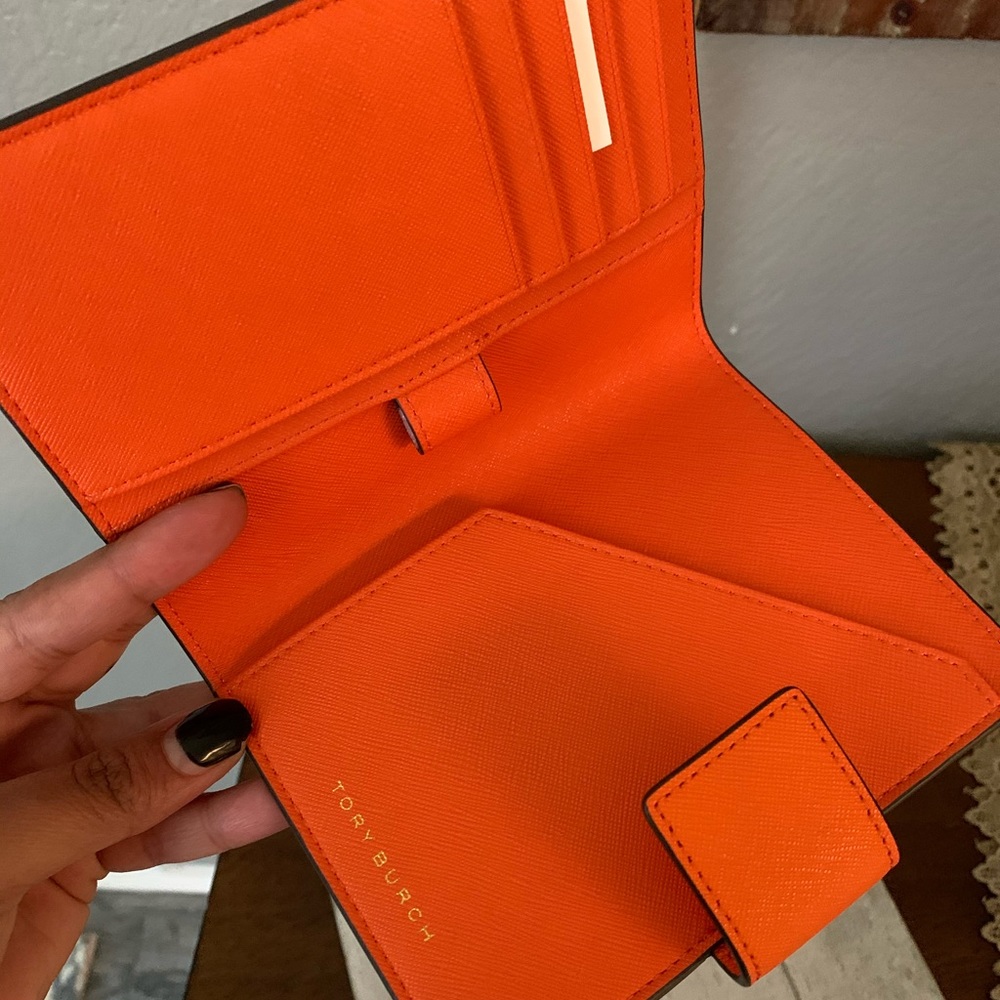 Last one 🎁New Tory Burch passport wallet 💝 - Picture 4 of 5